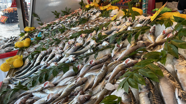 Kar yağışı balık tezgahlarını şenlendirdi