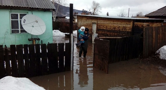 Rusya'da nehir taştı, ağaçlar devrildi, köylere ulaşım kesildi