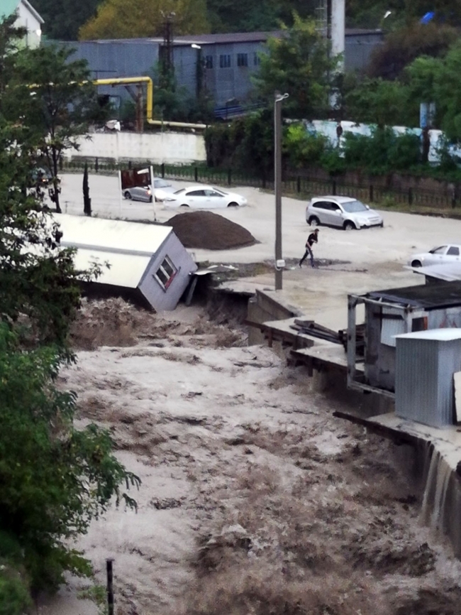 Rusya'da nehir taştı, ağaçlar devrildi, köylere ulaşım kesildi