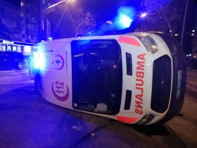İzmir'de otomobille çarpışan ambulans devrildi