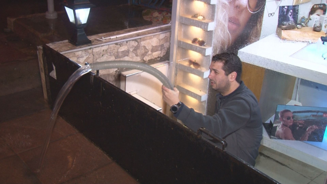 İzmir’i sağanak vurdu: Ev ve iş yerlerini su bastı, yol çöktü