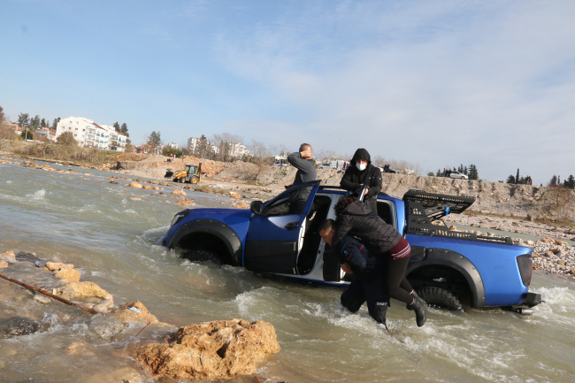 Akıntıya kapılan araçta mahsur kalanları itfaiye eri sırtında taşıdı