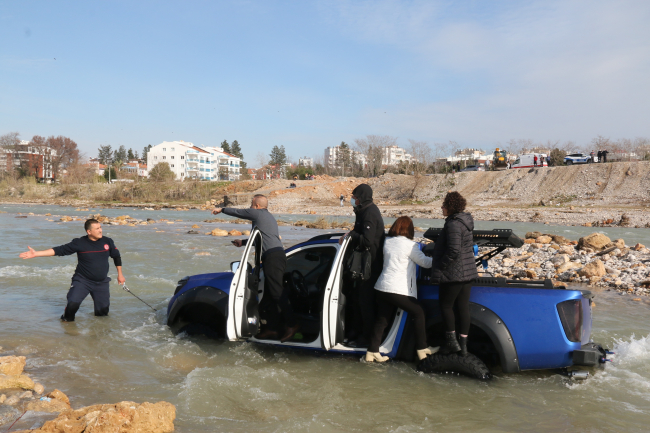 Akıntıya kapılan araçta mahsur kalanları itfaiye eri sırtında taşıdı