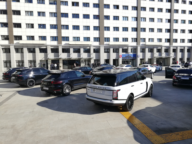 Kaçak lüks otomobil operasyonu: 8 gözaltı