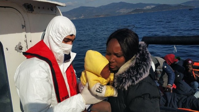 Yunanistan'ın ölüme terk ettiği 52 düzensiz göçmen kurtarıldı