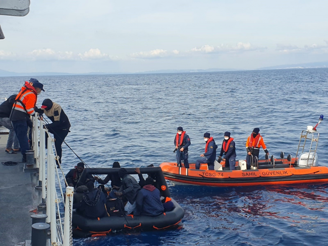 Yunanistan'ın ölüme terk ettiği 52 düzensiz göçmen kurtarıldı