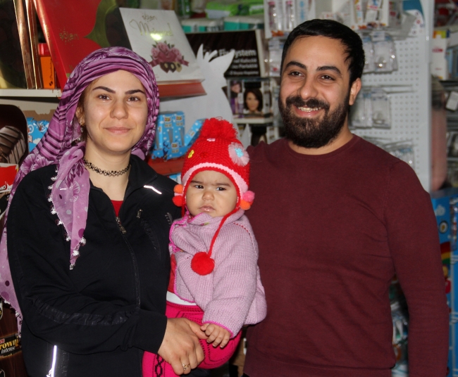 Pusetten düşen bebeğini havada yakalama anı kamerada