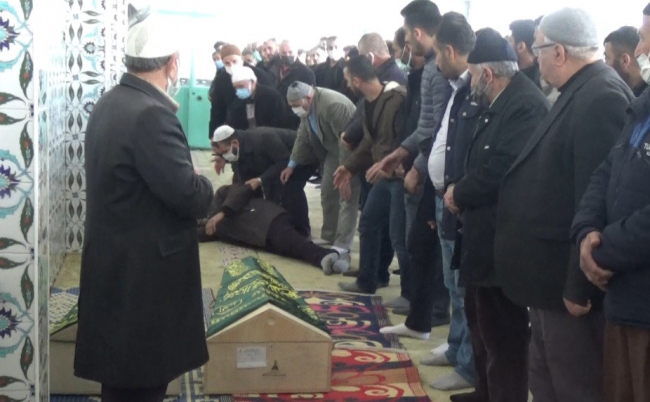 Çiftlik evindeki yangında ölen ikizler son yolculuklarına uğurlandı