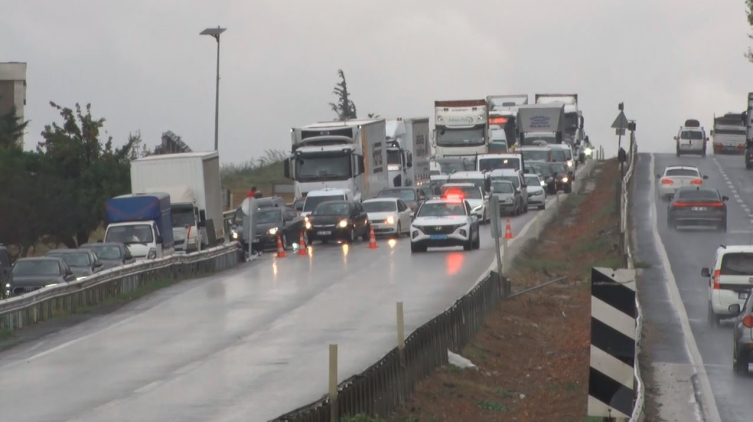 Büyükçekmece'de hafriyat kamyonu devrildi: E-5 trafiğe kapandı