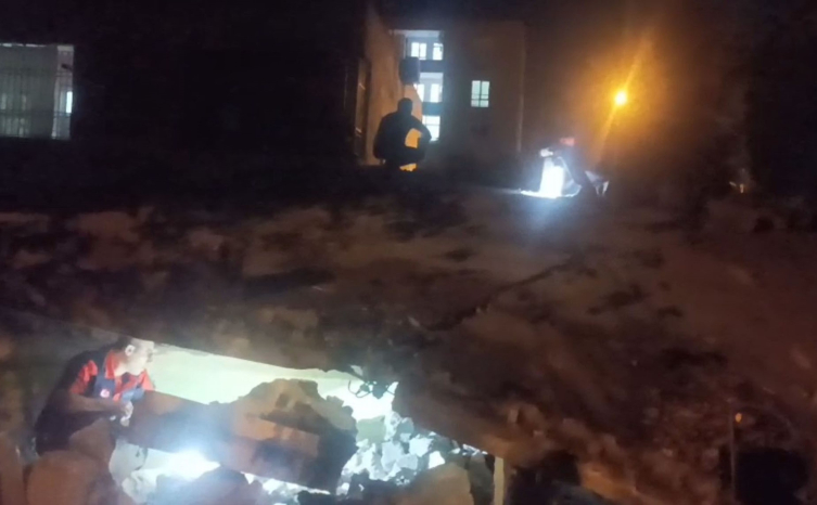 Batman'da 2 katlı bina çöktü