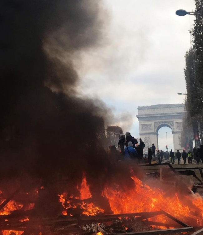 Putin'in sözcüsünün kızı Paris eylemlerinde