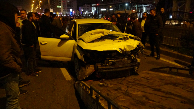 Diyarbakır'da 5 aracın karıştığı kazada 1 kişi hayatını kaybetti