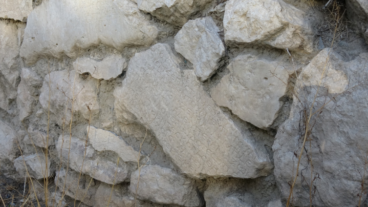 Taş değil, tarih döşemişler… Bu ev 1800 yıllık 'mektubun' üzerinde duruyor