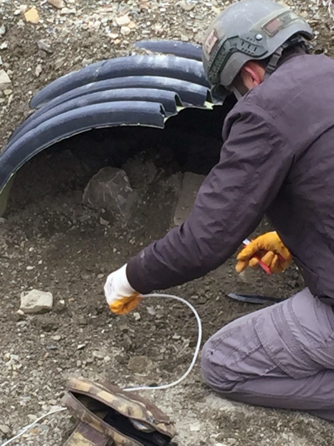 Teröristlerin menfeze yerleştirdiği patlayıcı imha edildi