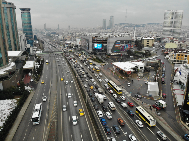 İstanbul'da kar yağışı bitti: Trafikte yoğunluk oluştu