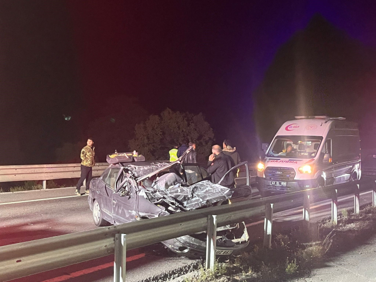 Kütahya’da otomobil tıra çarptı