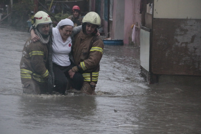 Ayazağa'da dere taşınca mahalleyi su bastı
