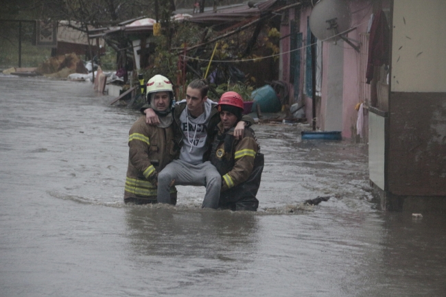 Ayazağa'da dere taşınca mahalleyi su bastı