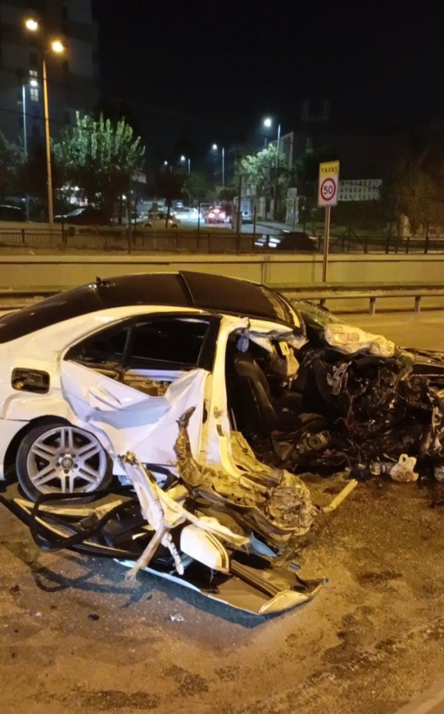 Önce direğe sonra minibüse çarptı: 6 yaralı