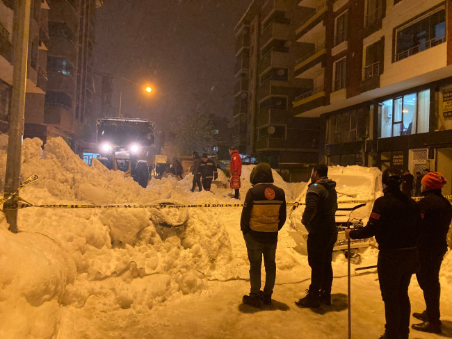 Üzerlerine kar yığını düşen 3 araçta hasar oluştu