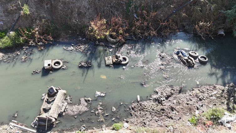Adana’da, vatandaşlar kokuya neden olan atık su deresinden şikayetçi