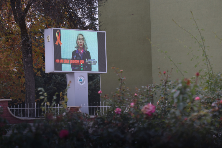 Elazığ'da trafik ışıklarında 'şiddete hayır' mesajı