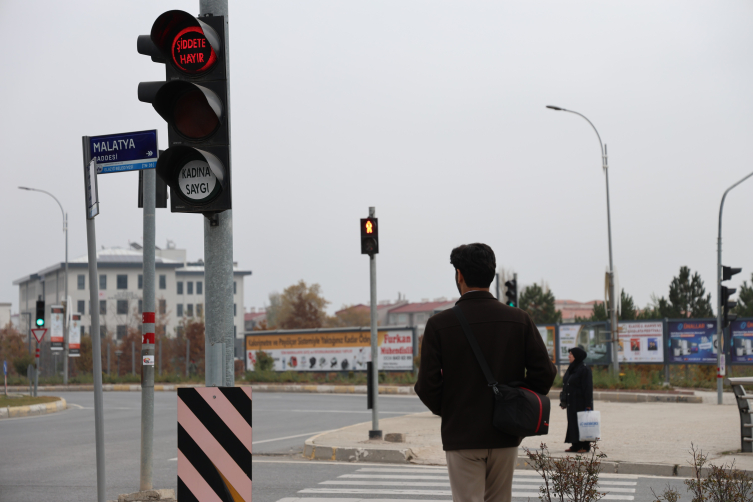 Elazığ'da trafik ışıklarında 'şiddete hayır' mesajı