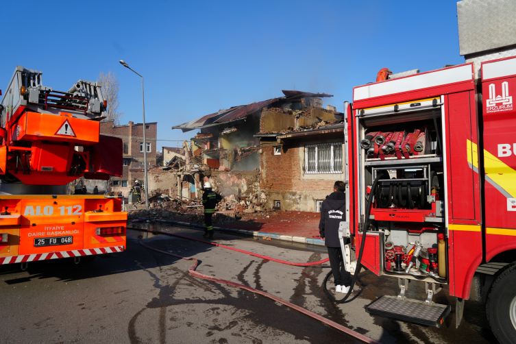 Erzurum'da iki katlı evde patlama meydana geldi: 1 yaralı