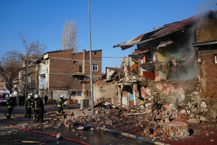 Erzurum'da iki katlı evde patlama meydana geldi: 1 yaralı