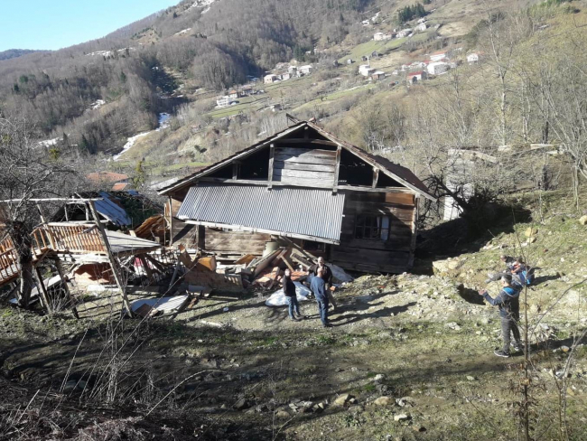 Sinop'ta heyelan: 6 ev hasar gördü