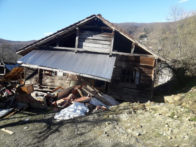 Sinop'ta heyelan: 6 ev hasar gördü