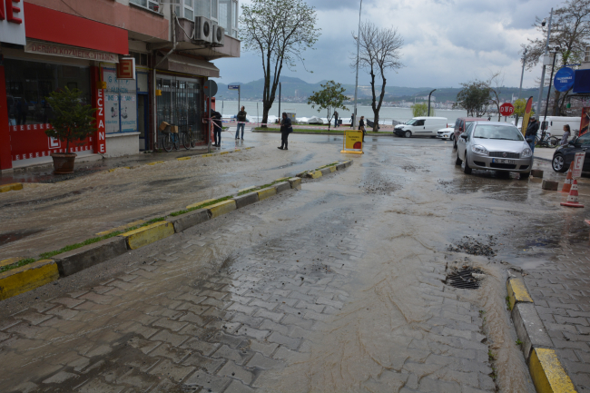 Ordu'da şebeke borusu açık unutulunca caddede taşkın oluştu