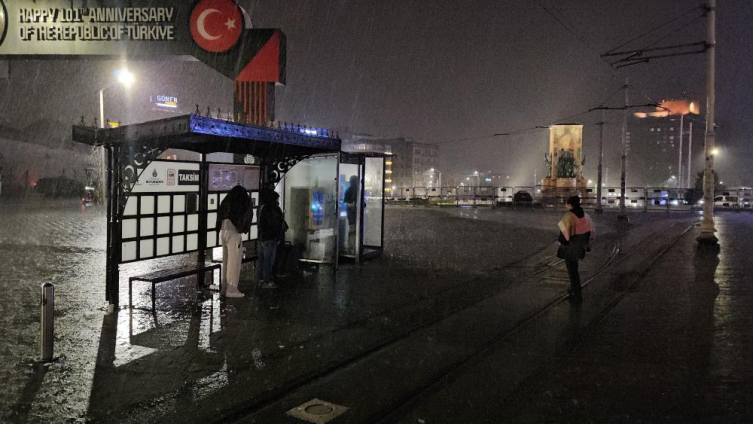 İstanbul'u sağanak vurdu: Rögarlar taştı, araçlar mahsur kaldı