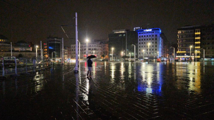 İstanbul'u sağanak vurdu: Rögarlar taştı, araçlar mahsur kaldı