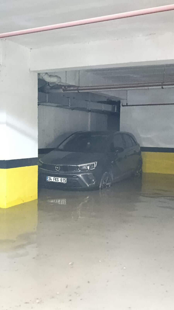 Küçükçekmece'de rögar taştı, caddeyi su bastı