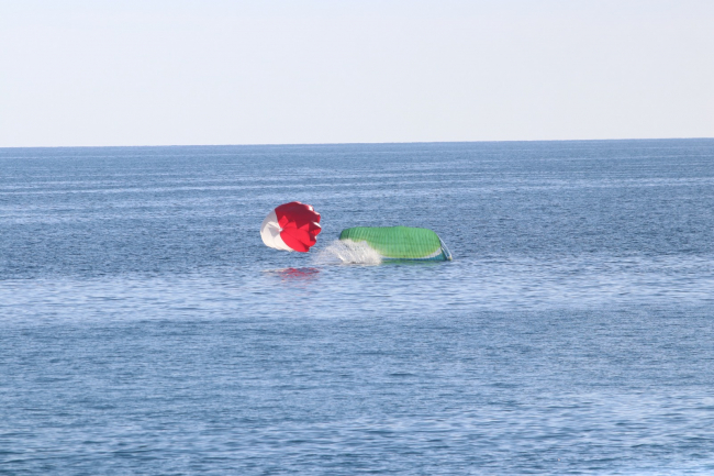 Yamaç paraşütü kapanan 2 pilot denize inmek zorunda kaldı