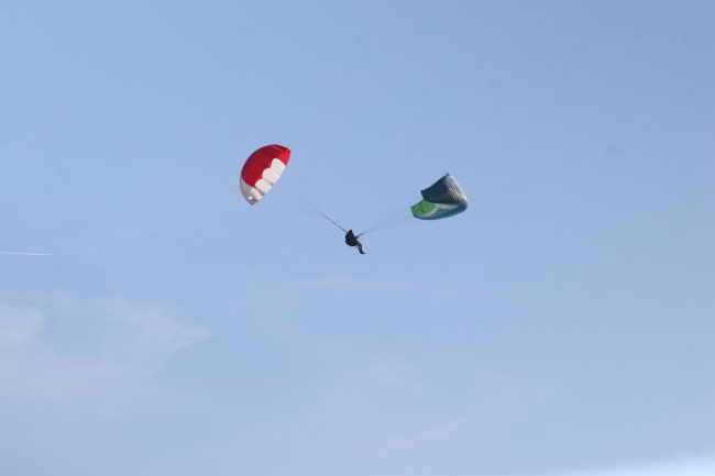 Yamaç paraşütü kapanan 2 pilot denize inmek zorunda kaldı