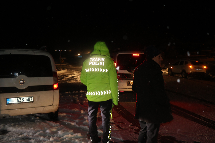 Erzincan’da kar ve tipi nedeniyle yollar ulaşıma kapatıldı
