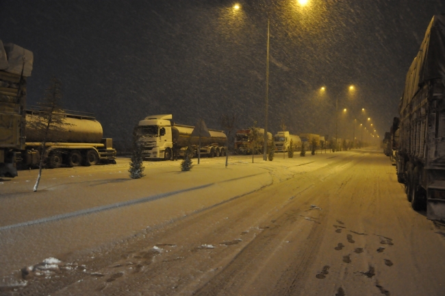 AFAD ve Türk Kızılayı yolda kalanlara kumanya dağıttı