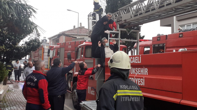 Kocaeli'de çıkan yangında 13 kişi kurtarıldı