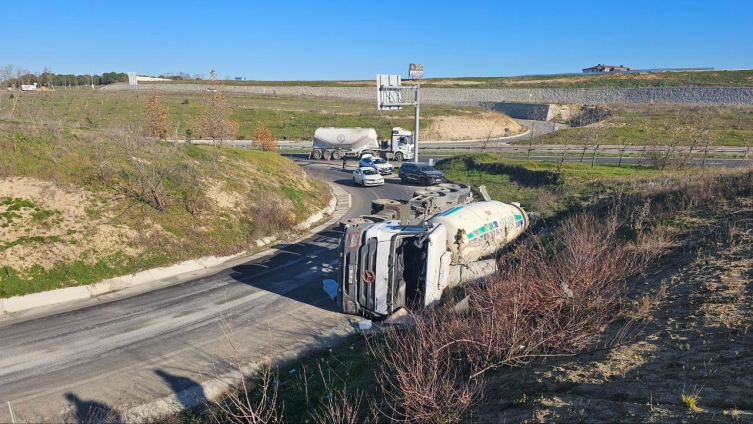 Virajı alamayan beton mikseri devrildi