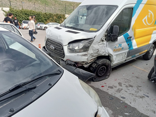 Ankara'da kargo dağıtım aracı park halindeki 7 araca çarptı
