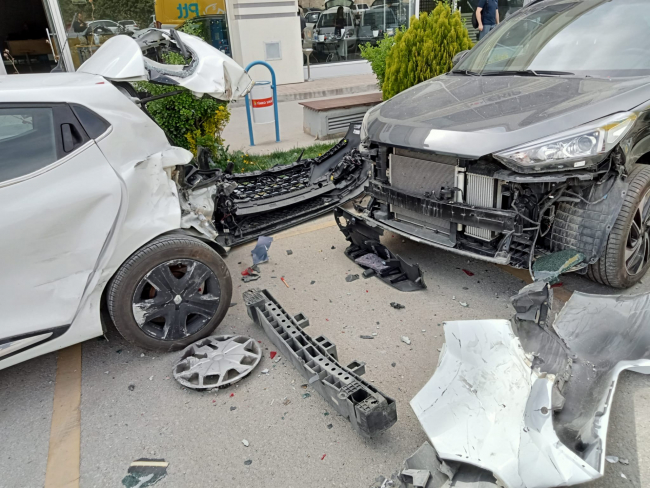 Ankara'da kargo dağıtım aracı park halindeki 7 araca çarptı