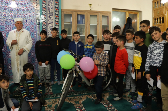 Her gün camiye gitti, bisikleti oldu