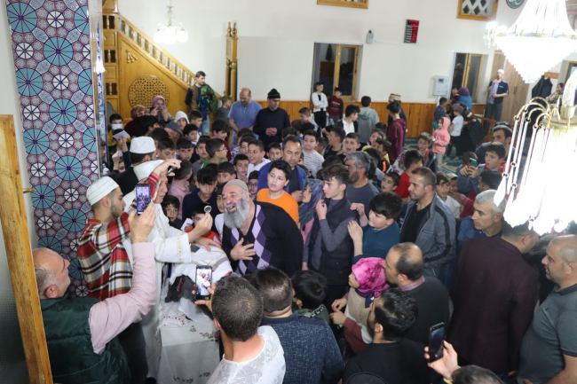 Her gün camiye gitti, bisikleti oldu