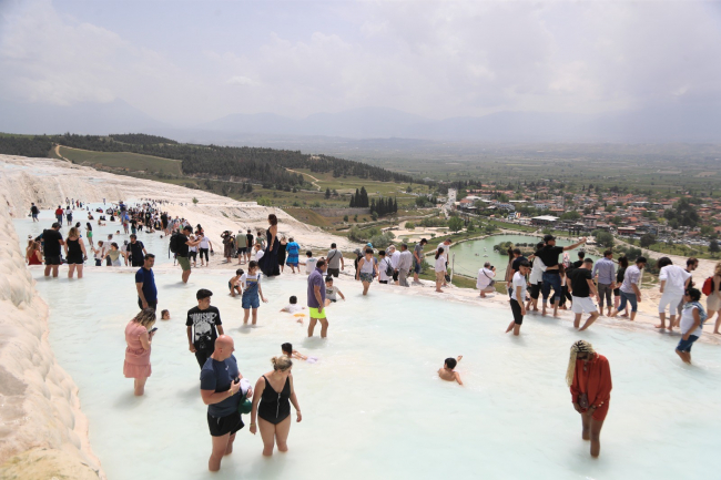 Bayramda yerli ve yabancı turistlerin tercihi Pamukkale oldu