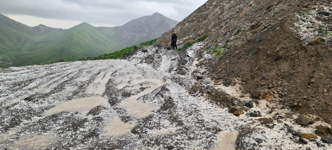 Hakkari’de ceviz büyüklüğünde dolu yağdı: 1 yaralı
