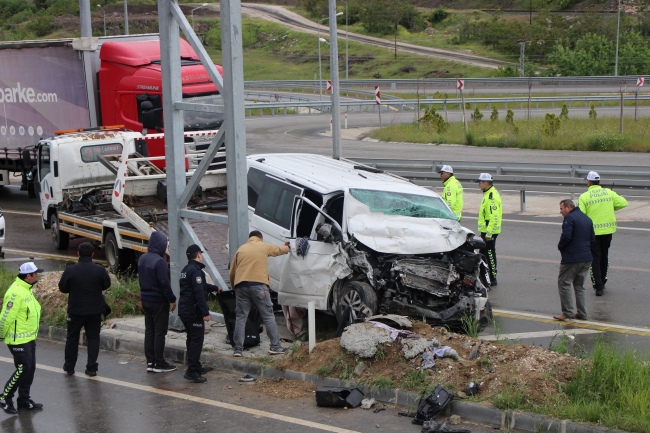 Minibüs yol kenarındaki araca arkadan çarptı: 2 ölü