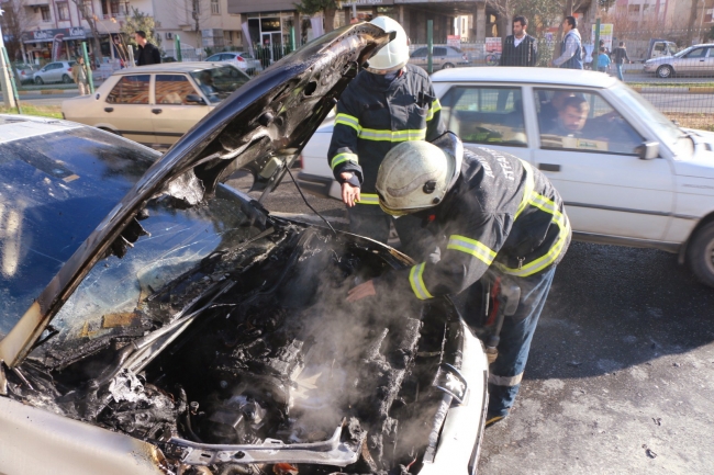 Seyir halindeki araç aniden alev aldı