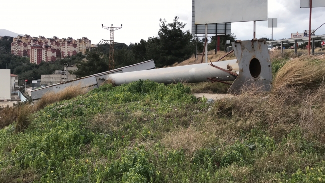 Hatay'da şiddetli fırtına: Çatılar uçtu, elektrik direkleri devrildi